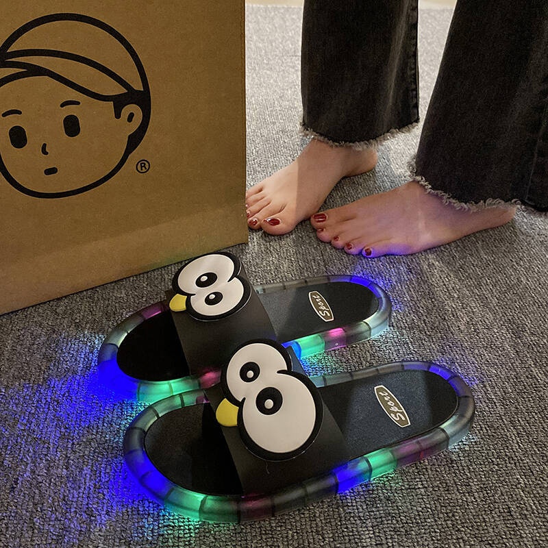 面白い大きな目が光るスライドスリッパ、夏のファッショナブルな - Home Bath のレビューと価格